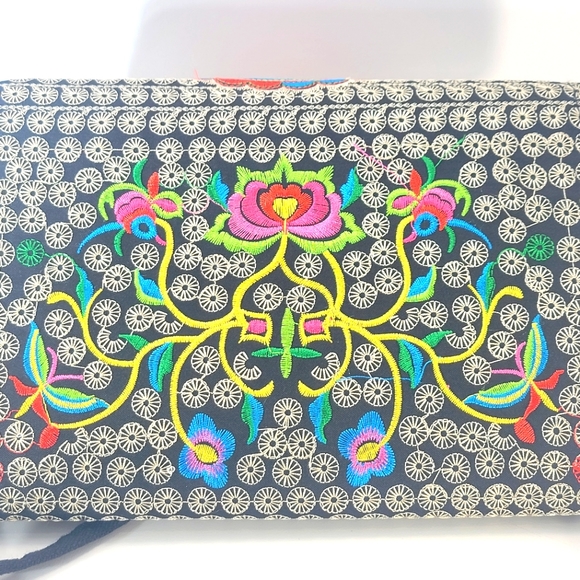 Vibrant Embroidered Lotus Flower Purse With Chunky Buckle Clasp - Picture 4 of 13